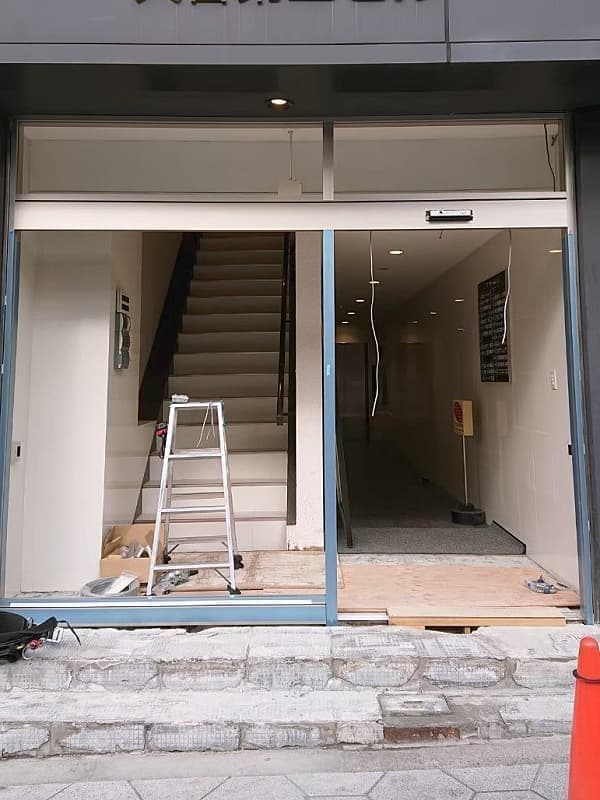 エントランス改修施工中