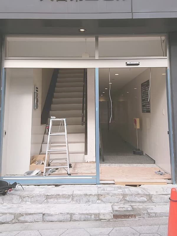 エントランス改修施工中